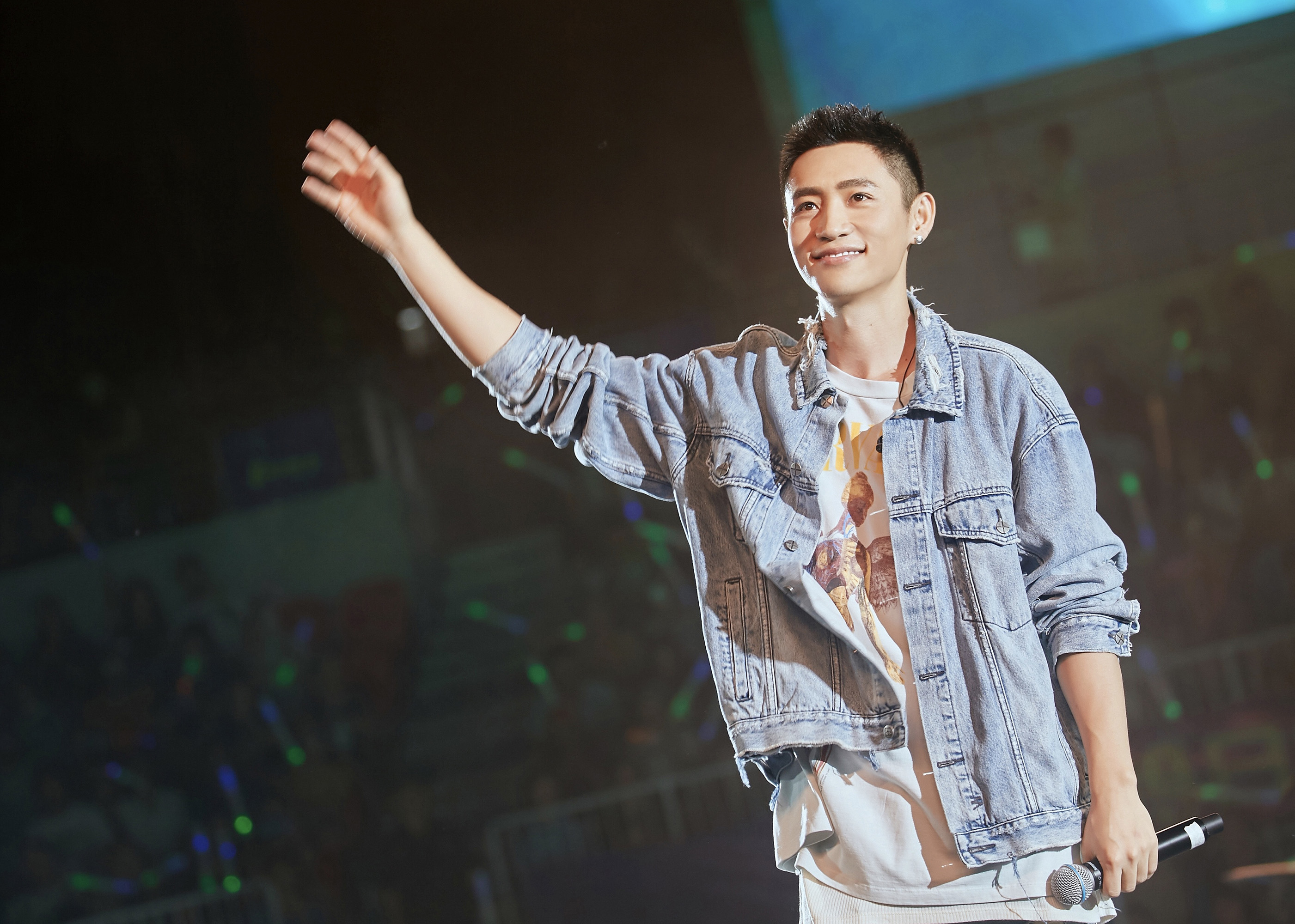 魏晨寸头新造型现身山东 唱跳全能引爆全场2.jpg 魏晨寸头新造型现身山东 唱跳全能引爆全场2.jpg