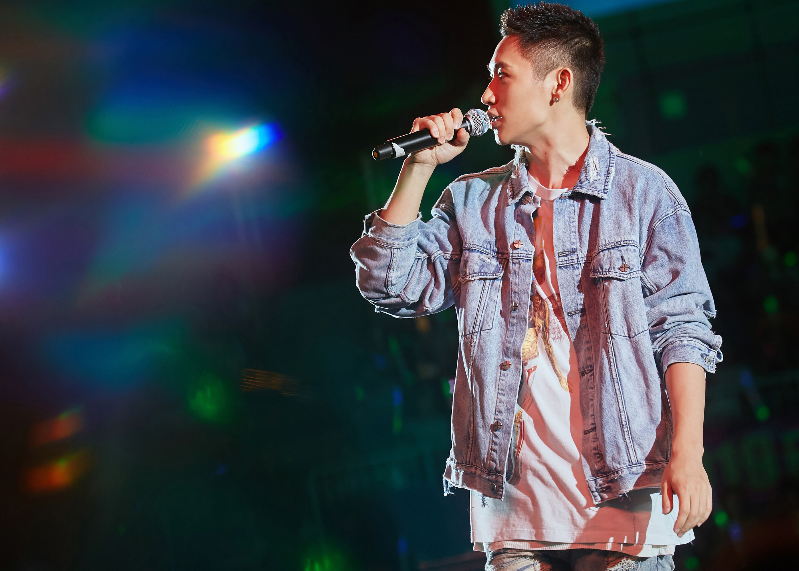 魏晨寸头新造型现身山东 唱跳全能引爆全场1.jpg 魏晨寸头新造型现身山东 唱跳全能引爆全场1.jpg