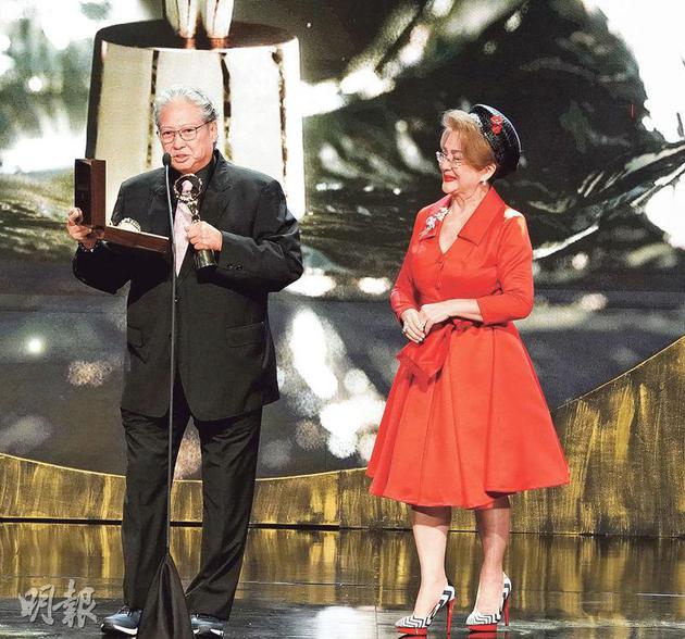 洪金宝(左)获终身成就奖,冯宝宝(右)负责颁奖。